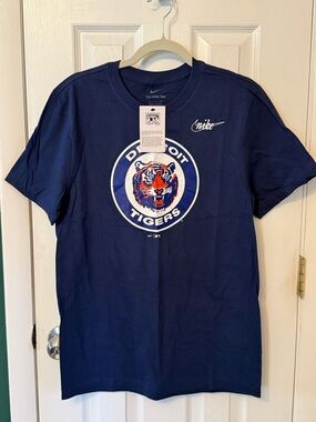 NWT Nike Men’s Detroit Tigers Graphic Navy Blue Tee with White Logo, Size Small